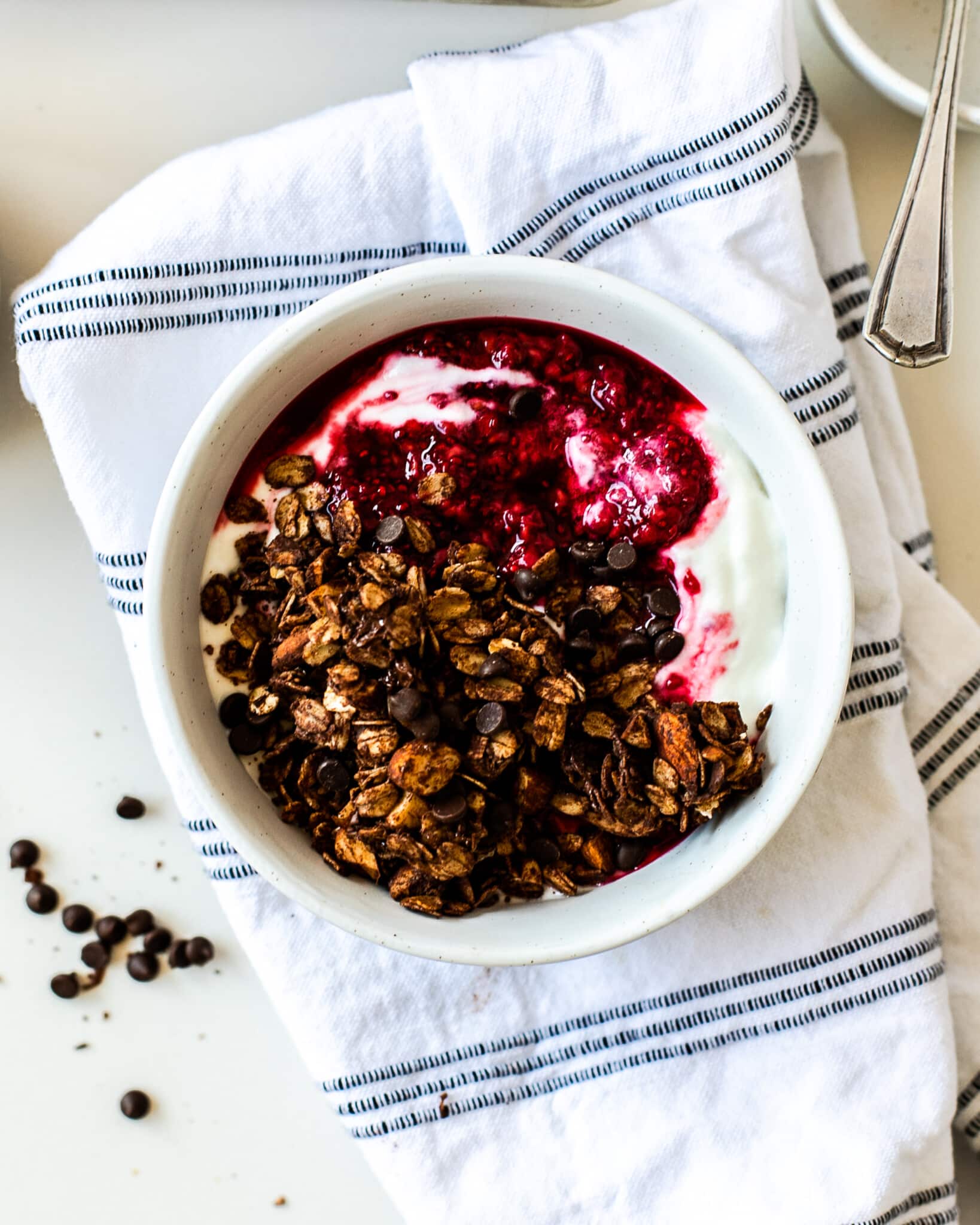 Homemade Chocolate Granola: Healthy Indulgence & Perfect Clusters